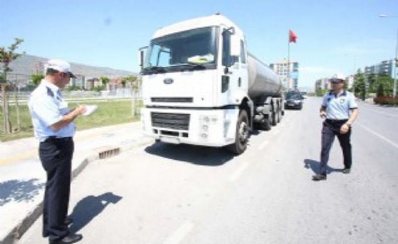 Bayraklı Zabıta trafik göz açtırmıyor